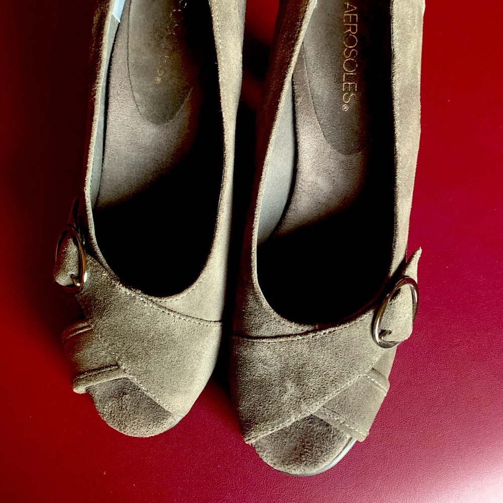 NWOT Aerosoles Grey suede pumps with 2” heel. Silver colored buckle. Size 9M